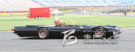 世界上最“扁”的汽車 躺著開！