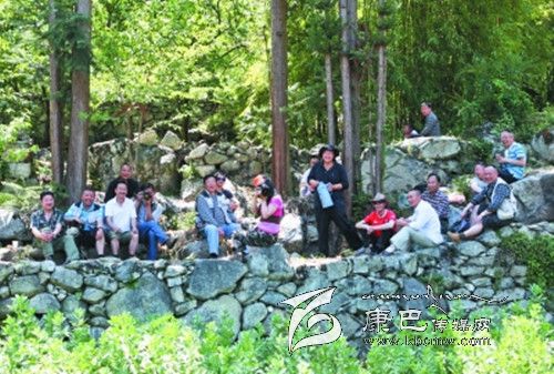 州攝影家協(xié)會“瀘定紅櫻桃節(jié)采風(fēng)活動(dòng)”側(cè)記