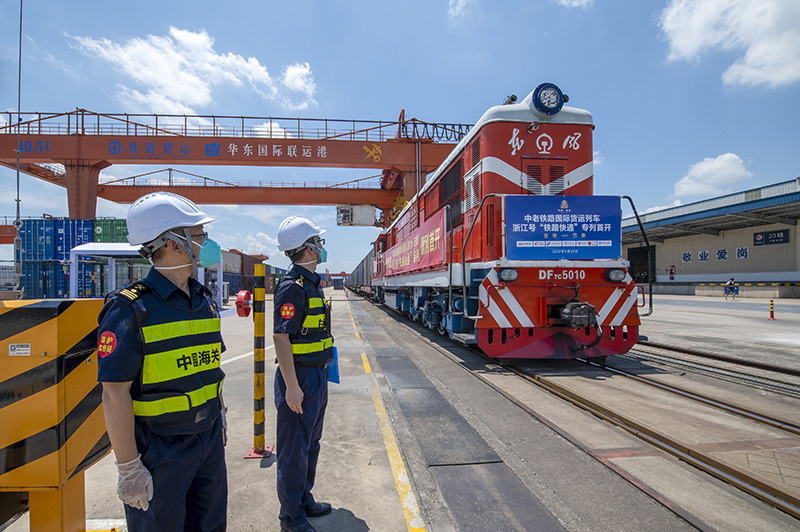 2022年6月29日，浙江金華，中老鐵路國際貨運(yùn)列車浙江號(hào)“鐵路快通”首趟專列經(jīng)海關(guān)監(jiān)管后，從浙江省鐵路金華南站鳴笛啟程，經(jīng)磨憨口岸駛向老撾萬象。