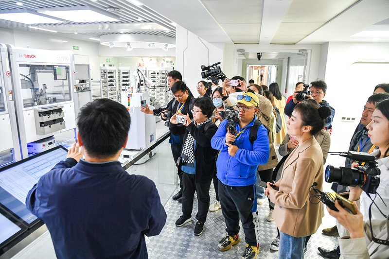 2023年10月16日，第三屆“一帶一路”國際合作高峰論壇新聞中心組織中外記者采訪。記者在中德大廈內(nèi)的博世未來工廠展區(qū)參觀，了解其高質(zhì)量創(chuàng)新發(fā)展成果。
