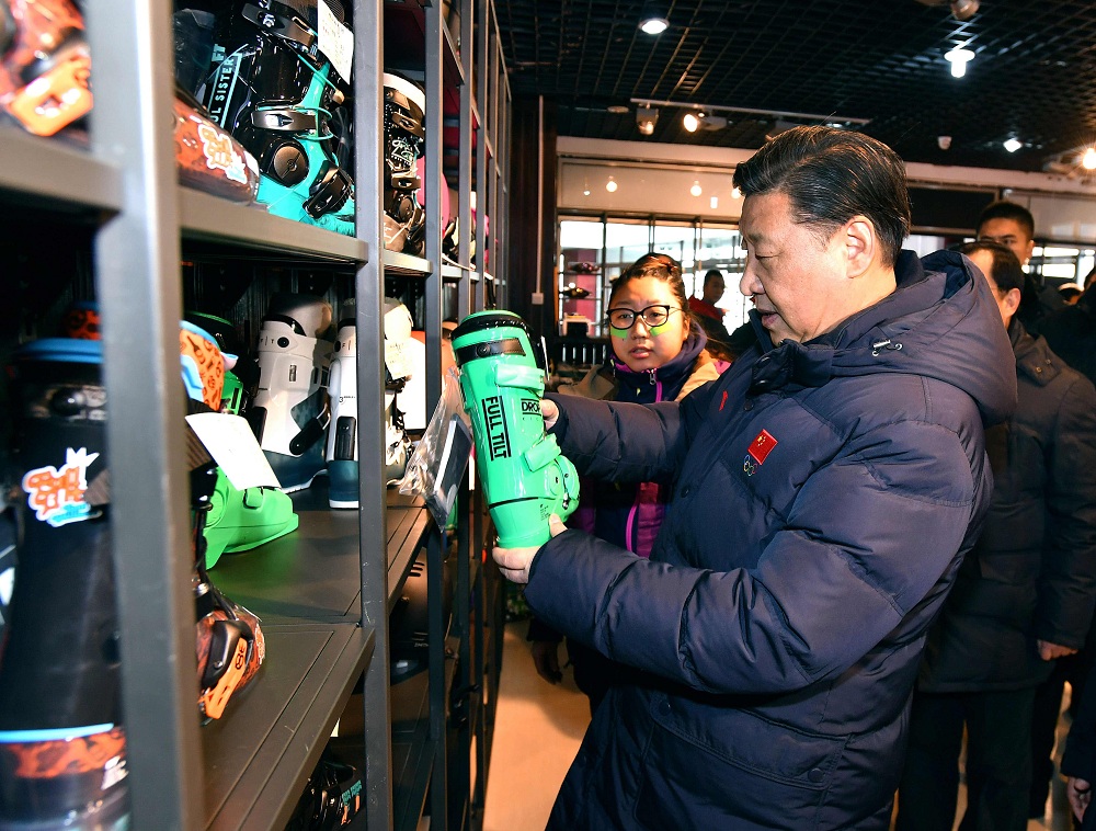 2017年1月23日，習(xí)近平總書記在河北省張家口市云頂滑雪場(chǎng)雪具大廳了解各式雪具的不同功用。