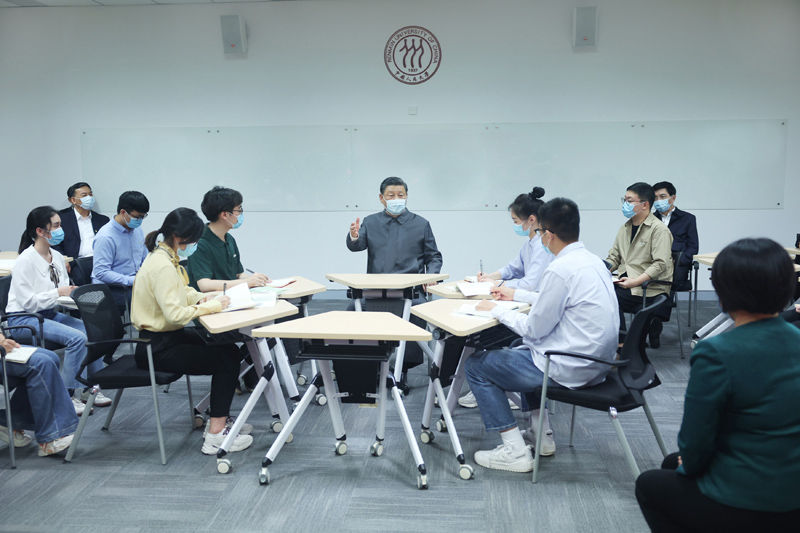 2022年4月25日，習(xí)近平總書記來(lái)到中國(guó)人民大學(xué)考察調(diào)研。這是總書記在立德樓觀摩思政課智慧教室現(xiàn)場(chǎng)教學(xué)并參與討論。