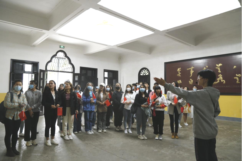 2021年5月20日，在喜迎中國共產(chǎn)黨建黨100周年之際，我校開展了少數(shù)民族學(xué)生“學(xué)黨史、感恩黨、跟黨走”紅色研學(xué)活動(dòng)。