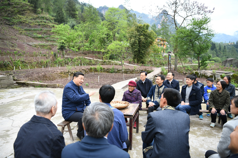 2019年4月15日至17日，中共中央總書(shū)記、國(guó)家主席、中央軍委主席習(xí)近平在重慶考察，并主持召開(kāi)解決“兩不愁三保障”突出問(wèn)題座談會(huì)。這是4月15日下午，習(xí)近平在石柱土家族自治縣中益鄉(xiāng)華溪村同村民代表、基層干部、扶貧干部、鄉(xiāng)村醫(yī)生等圍坐在一起，共話脫貧攻堅(jiān)。新華社記者 謝環(huán)馳 攝