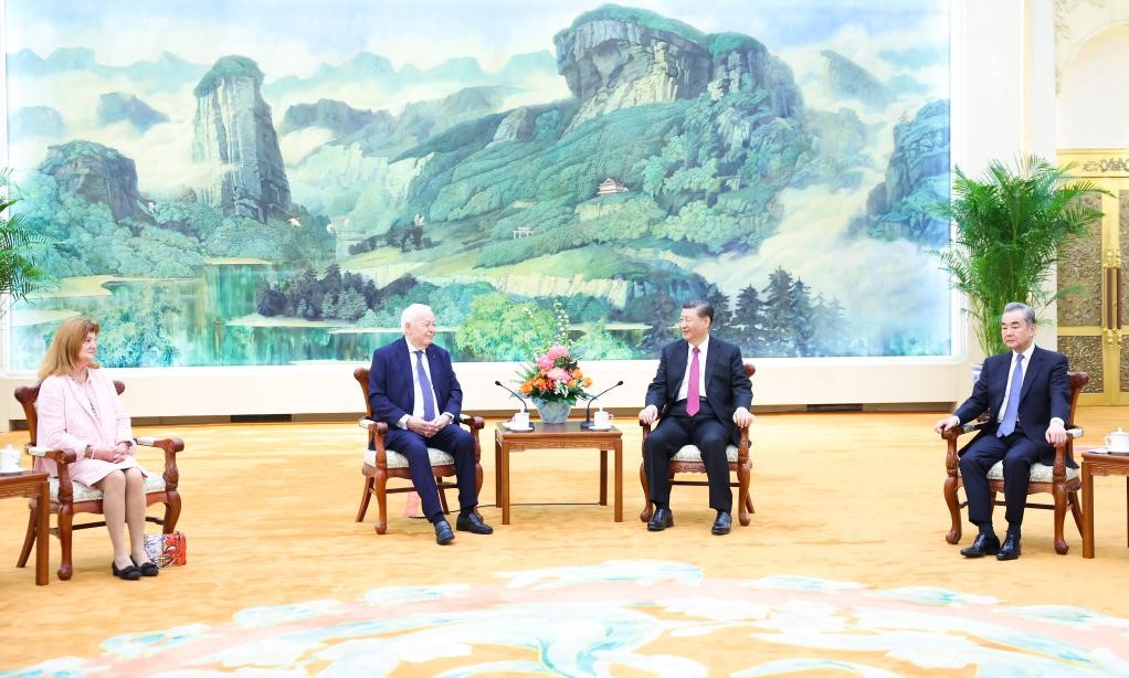 2024年4月8日，國(guó)家主席習(xí)近平在北京人民大會(huì)堂會(huì)見(jiàn)法國(guó)梅里埃基金會(huì)主席梅里埃夫婦。新華社記者 黃敬文 攝