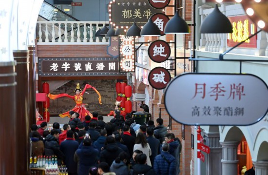 顧客在天津老字號(hào)集合店內(nèi)觀看演出。新華社記者 趙子碩 攝
