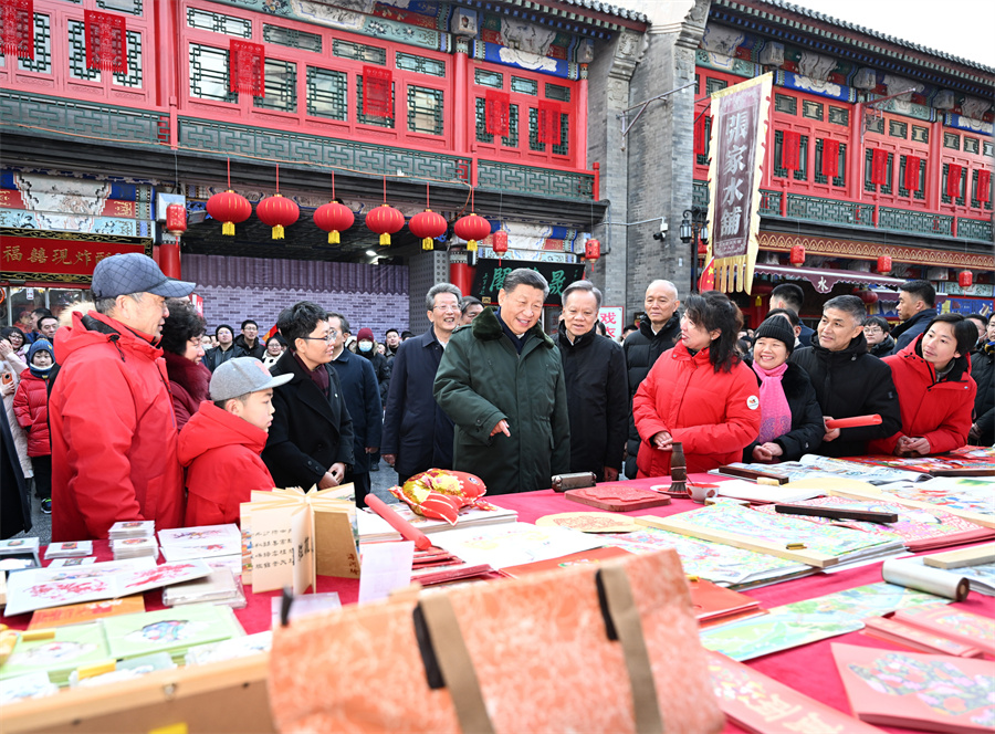 2024年2月1日下午，習(xí)近平在天津古文化街考察時(shí)，同店鋪員工和現(xiàn)場(chǎng)群眾互動(dòng)交流。新華社記者 謝環(huán)馳 攝