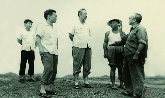 1978年8月，習(xí)仲勛（左三）在廣東惠陽農(nóng)村調(diào)研。在清華大學(xué)讀書的習(xí)近平（左一）利用暑假時間參加社會實踐，隨同父親一起下鄉(xiāng)。
