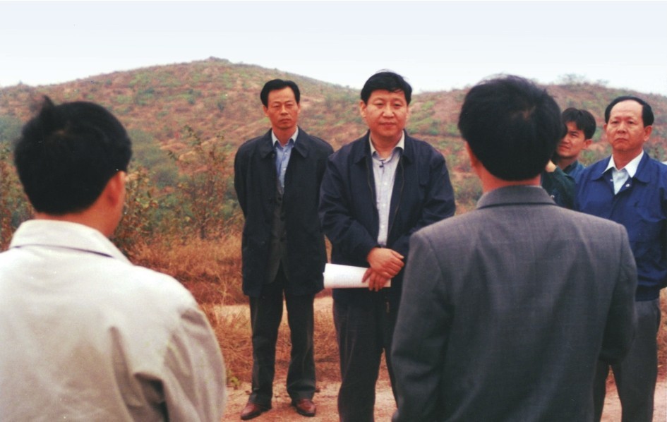 1999年11月，習(xí)近平在龍巖市長汀縣河田水土流失治理區(qū)調(diào)研。圖源：《習(xí)近平在福建（下）》
