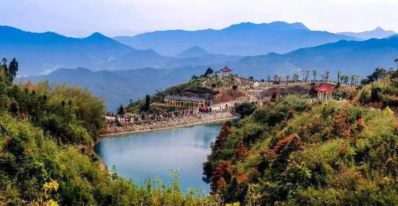 圖為游客們到軍營村七彩池欣賞美景。廈門市委宣傳部供圖