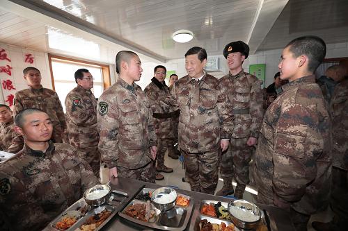 2014年1月26日中午，習(xí)近平來(lái)到連隊(duì)食堂，同戰(zhàn)士們一起用餐。新華社記者 李剛 攝