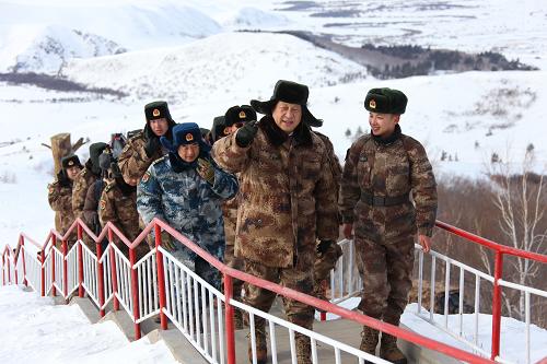  2014年1月26日上午，習(xí)近平來(lái)到內(nèi)蒙古邊防某團(tuán)三角山哨所，看望正在執(zhí)勤的戰(zhàn)士。新華社記者 李剛 攝