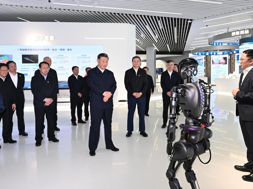 2023年11月28日下午，習(xí)近平在浦東新區(qū)張江科學(xué)城參觀上?？萍紕?chuàng)新成果展。新華社記者 謝環(huán)馳 攝